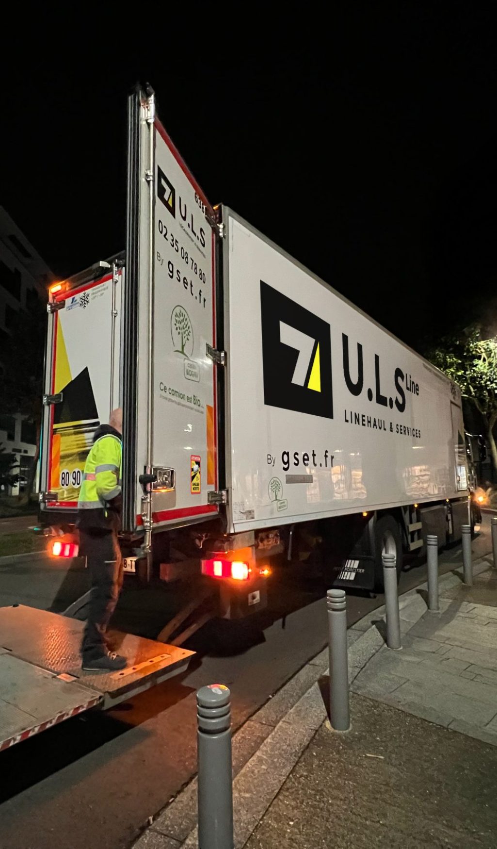 Camion GSET en navette de nuit sur l'autoroute