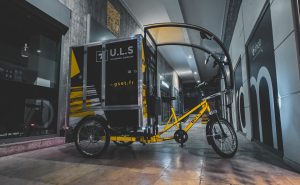 Photographie d'un vélo-cargo dans une galerie en centre-ville de Rouen.